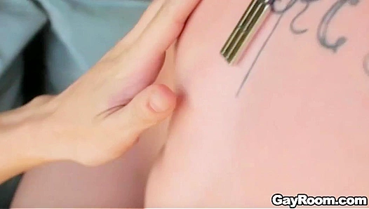 Tyr Alexander's Dick Sucked After a Relaxing Session - Gayroom