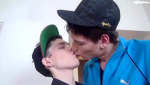 Aaron Aurora & Marc Sage Heat Up the Ugly Kitchen