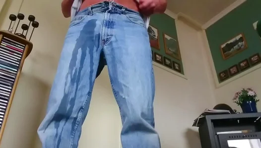 Roger Virre Can't Hold It In During Amateur Wet Peeing Session