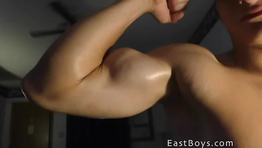 Dylan Shows Off Muscular Biceps in Steamy Muscle Worship Session