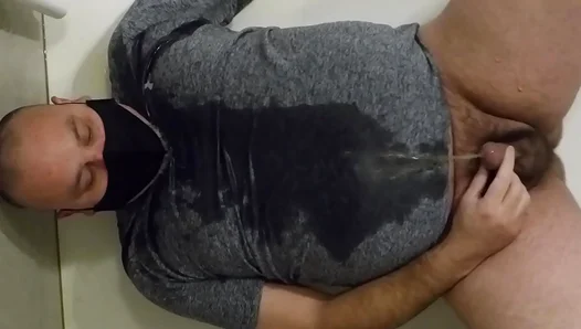 Amateur Guy Enjoys a Warm Golden Shower Solo