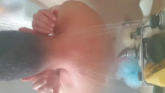 Richard Bunnyy Refreshes Solo in Steamy Morning Bath – Big Cock Cam Action