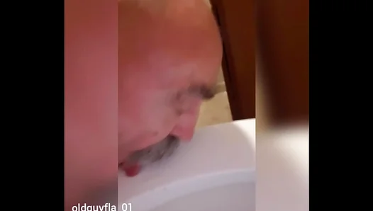 Amateur Twink 18+ Cleans Toilet with Tongue in Wild Oral Gay Scene