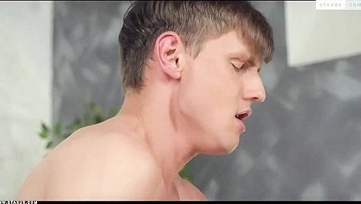 David Hollister Pounds Ollie Barn Deep & Hard - Gay XXX