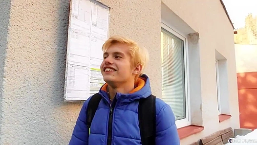 Bleached Twink Beauty Submits to Beefy Fucker - XXX Gay