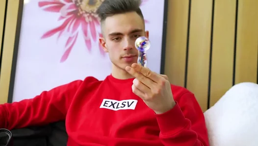 Ervin Kozma Fingers His Pucker in Sporty Solo Jock Action