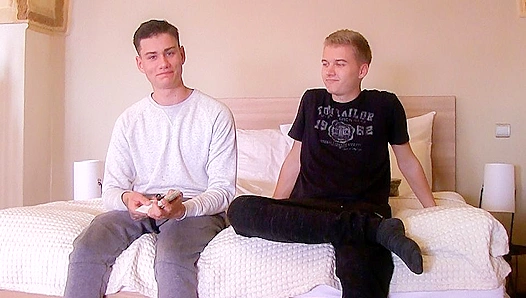 Hot Czech Amateurs Get Wild in a Steamy Threesome - XXX Gay