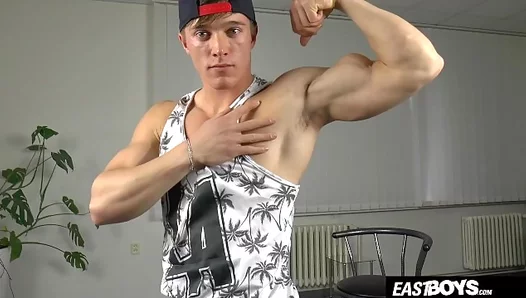Hot Twink 18+ Larry McCormick Flexes His Ripped Abs