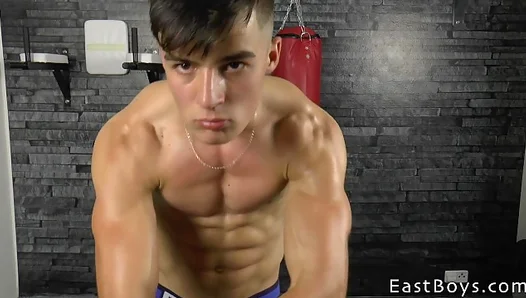 Muscle Flexing Kent Mills Shows Off His Body in Steamy Gay Porn Casting