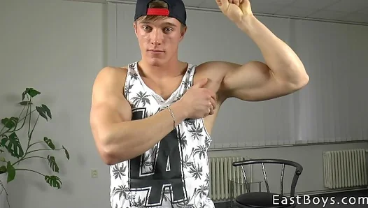 Flexing Cutie Larry McCormick Delivers Mind-Blowing Handjob Action