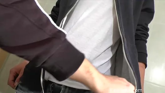 18 Twink 18+ Enjoying Handjob in the Bathtub