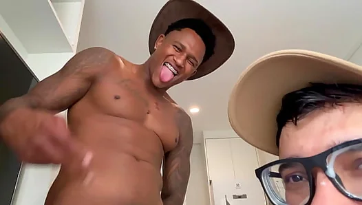 MACROS GOIANO TAKING THE DICK OF THE ENDOWED BLACK MAN JONH RICK - INTERRACIAL GAY SEX