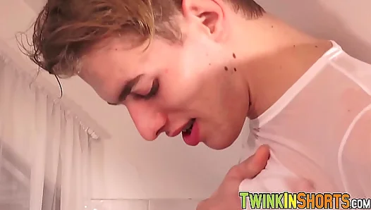 Big dicked twink receives a blowjob from his tattooed friend