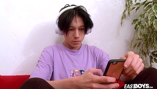 Moody Emo Boy Kevin Sanders Cums Hard - Eastboys