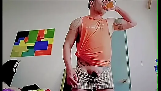 Heterosexual con pene chico se toma su propia orina