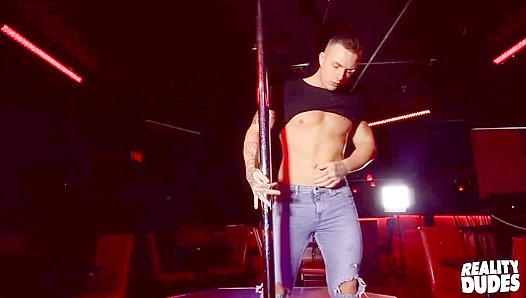 Ripped Hunk TheoRoss Strips Seductively at the Pole - Reality Dudes