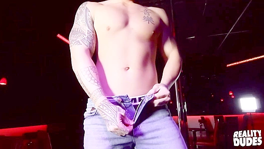 Ripped Hunk TheoRoss Strips Seductively at the Pole - Reality Dudes