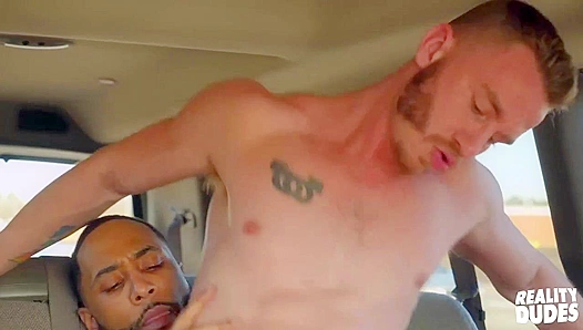 Str8 Hunk Jaxx Maxim Gets Seduced by Mac Savage's Magnetic Charm