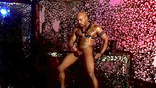 Oily Hunk Jacks Off With Passion - Hot Black Action