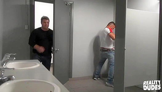 Muscular Hotties MorganBlake & JeremySpark Fuck Wildly in Public - RealityDudes