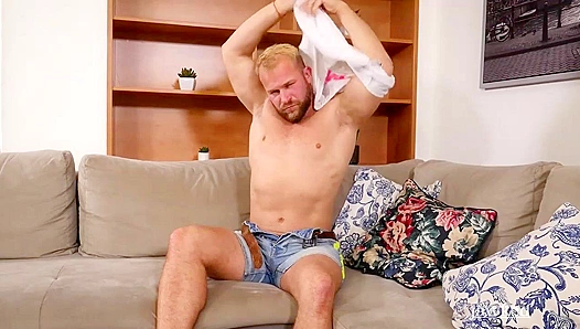 Beefy Malik Tobias Strokes His Massive Cock - Jawked